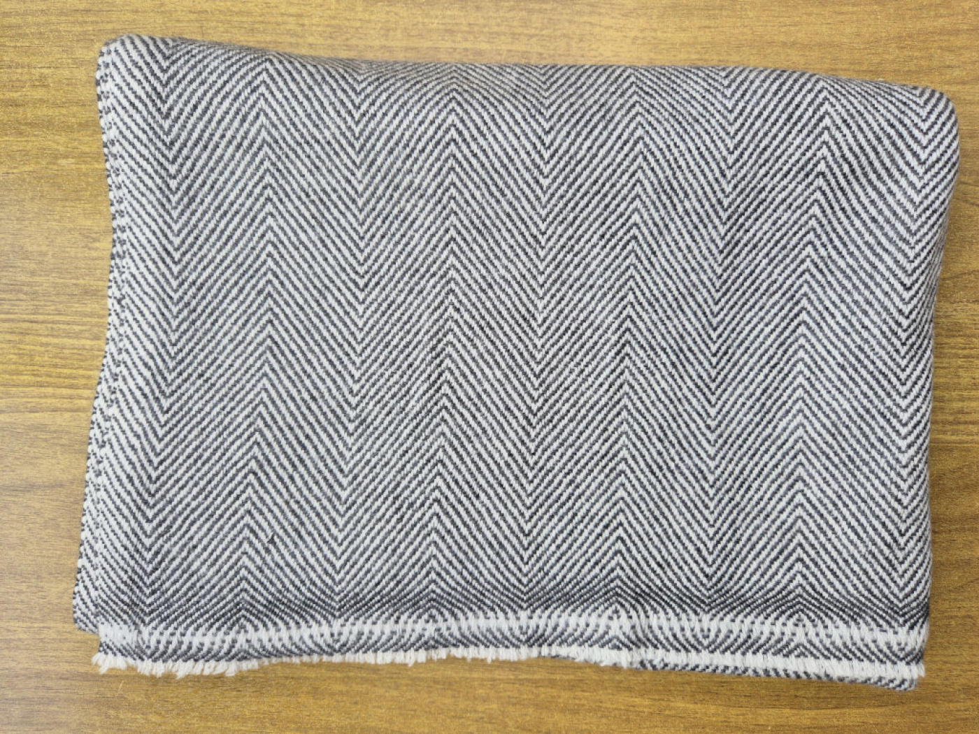 Handgewebter Kaschmir-Stola in Anthrazit & Weiß mit Fischgrät-Webmuster – LWH Nepal